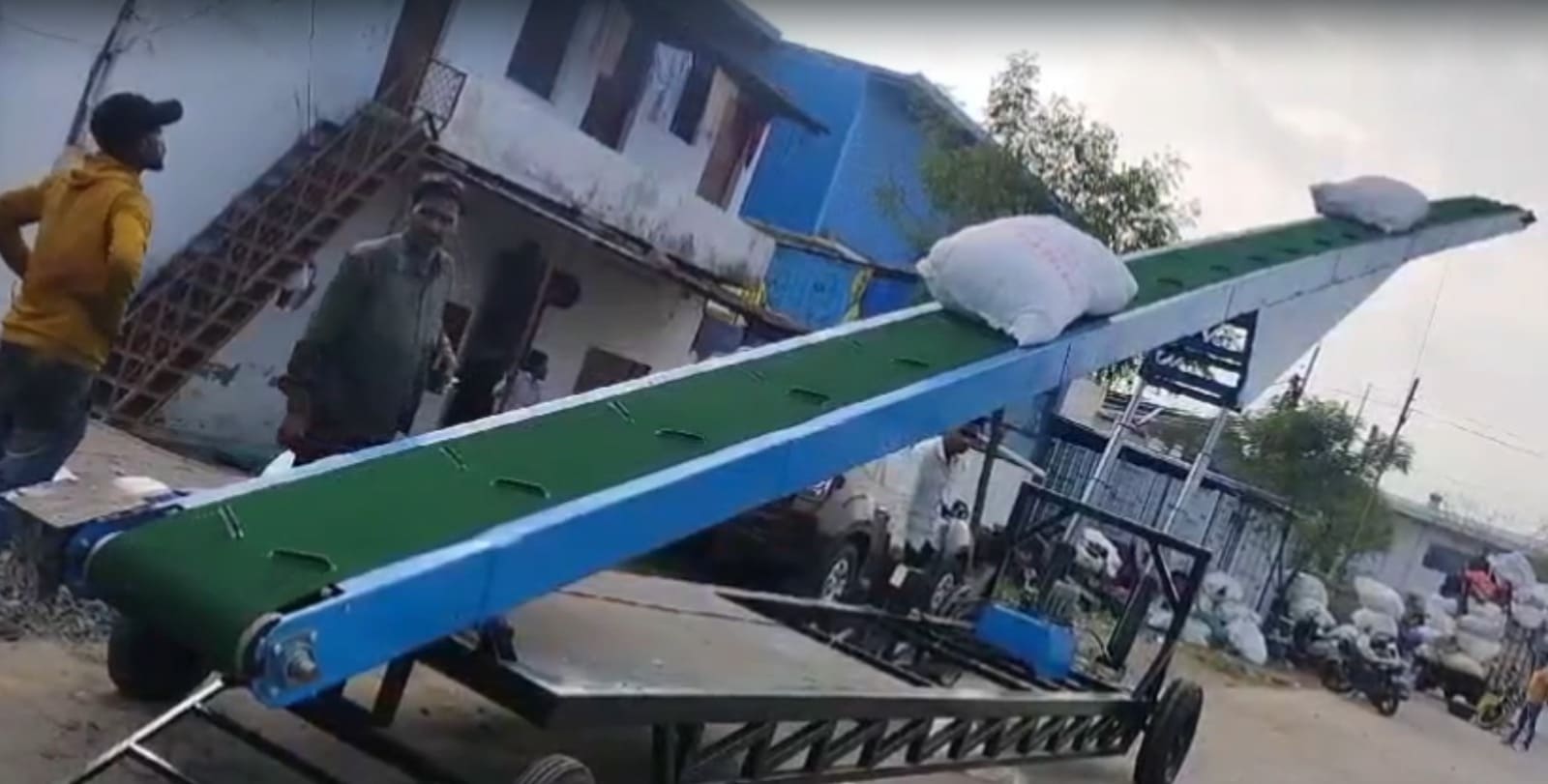 Truck Loading Conveyor Manufacturers in India | Delsol Engineering India Pvt. Ltd.